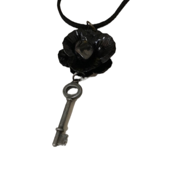 Jewelry - New! Rose necklace